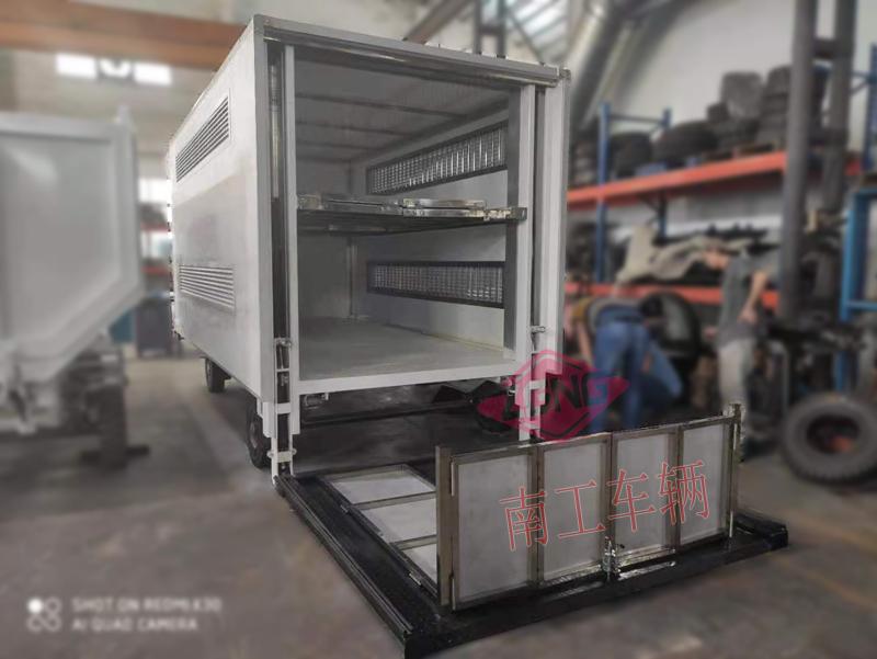 5吨厢式leyu乐鱼官方网站_乐鱼(中国)带垂直升降尾板工具拖车