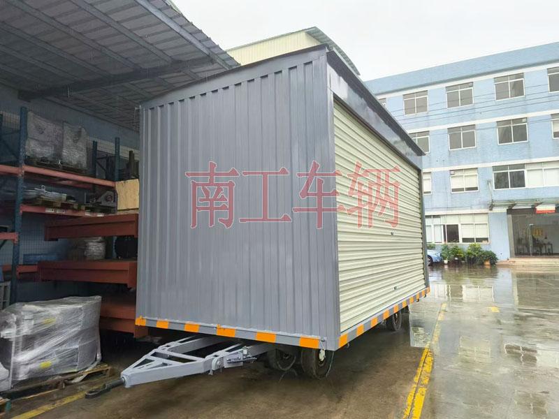 10吨箱式leyu乐鱼官方网站_乐鱼(中国)两侧带卷帘门 牵引雨篷拖车
