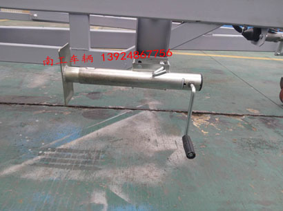 1677036597825715.jpg 4吨骨架式拖车底盘5I.jpg