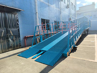 13吨重型移动式登车桥 护栏加高I.jpg